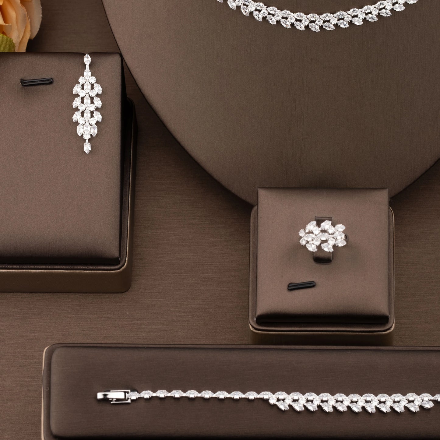 1 Set of Luxurious and Elegant Jewelry Set with Sparkling Cubic Zirconia in a Willow Design, Suitable for Women to Wear at Weddi