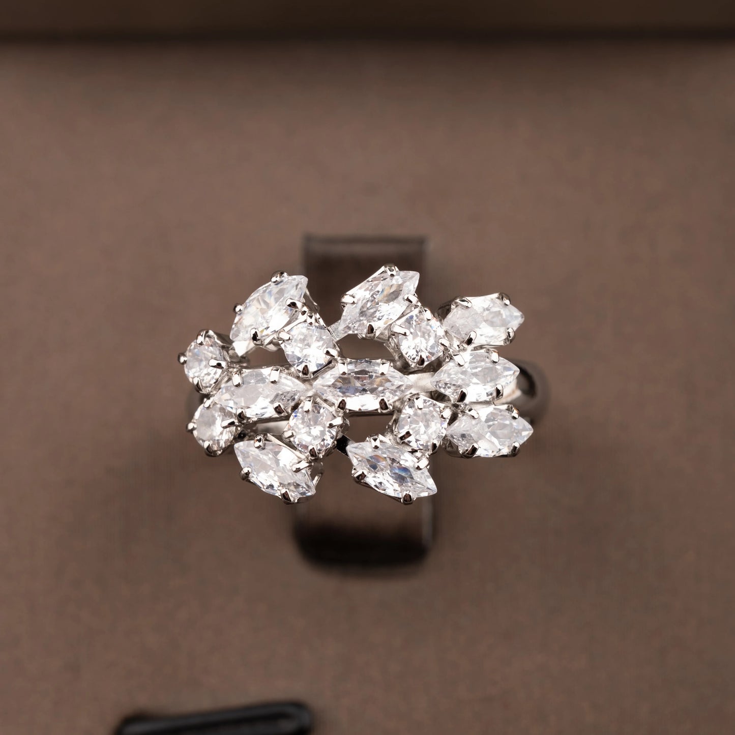 1 Set of Luxurious and Elegant Jewelry Set with Sparkling Cubic Zirconia in a Willow Design, Suitable for Women to Wear at Weddi