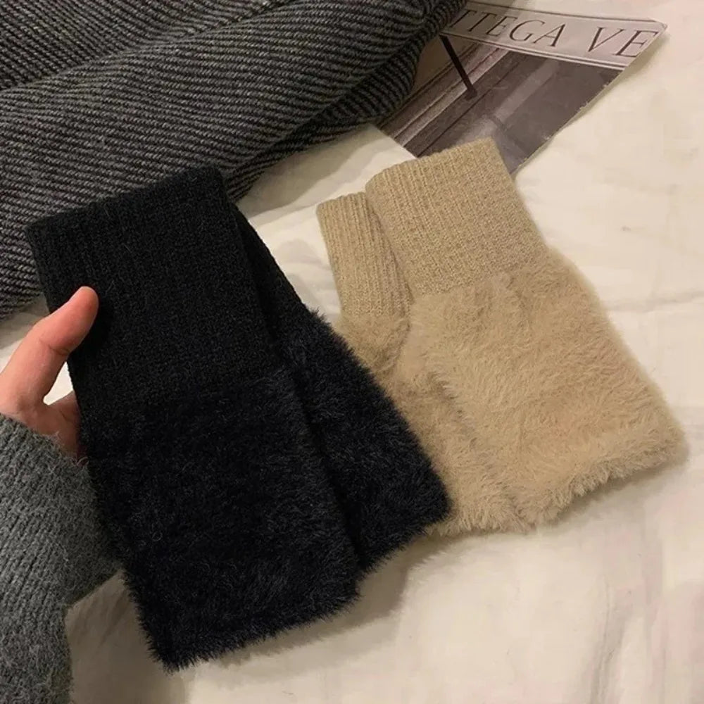 Women's warm and protective half-finger gloves suitable for spring, autumn and winter. Soft and comfortable.