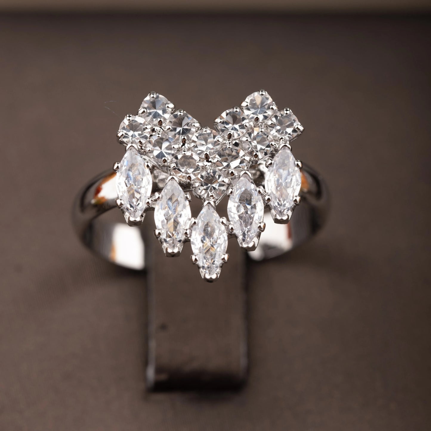 1 Set of Elegant Arabic-Style Cubic Zirconia Leaf-Shaped Jewelry Set Suitable for Women to Wear at Weddings, Banquets, and Parties. Gift Box Not Included