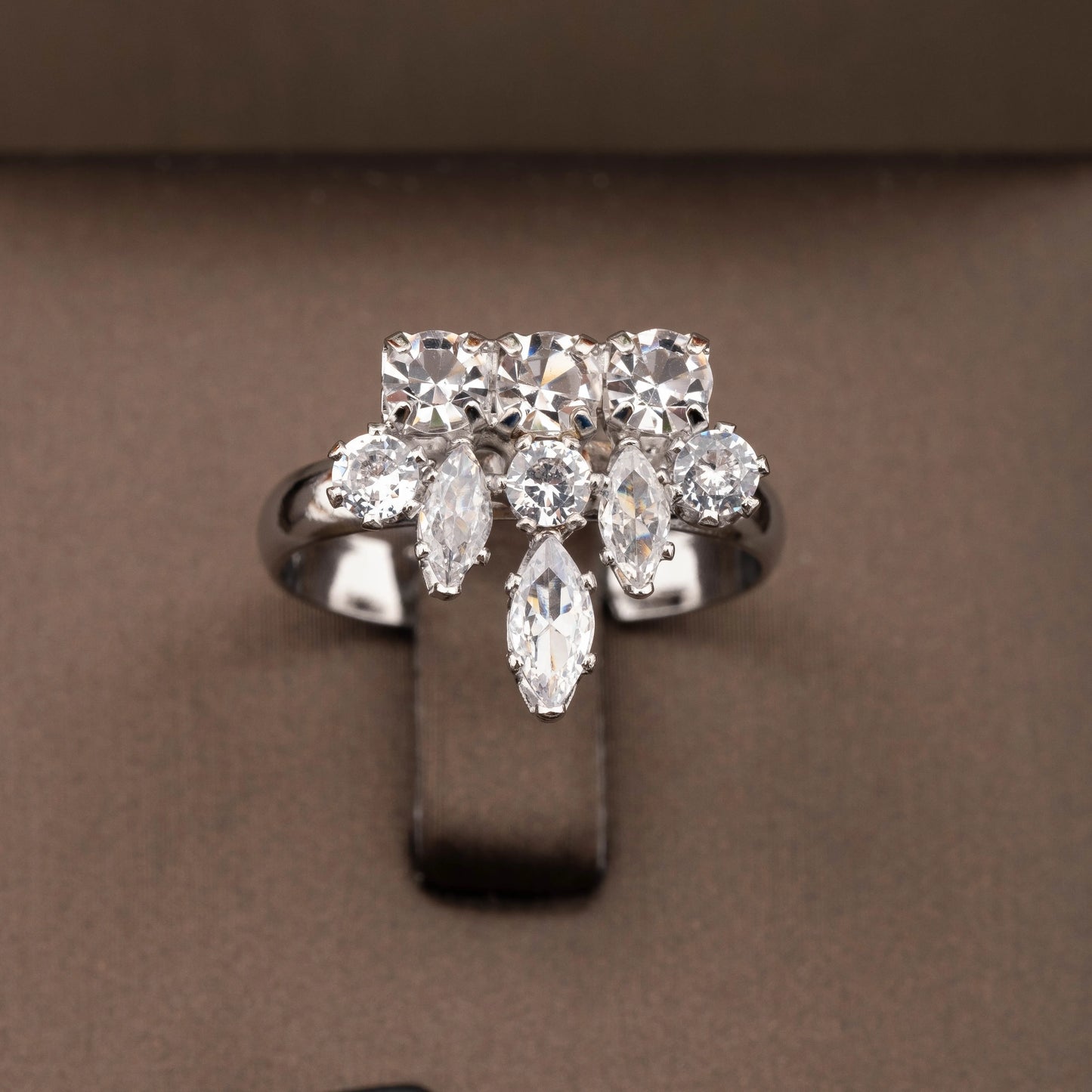 1 Set of High-Quality, Luxurious and Elegant Jewelry Set with Sparkling Cubic Zirconia in a Bouquet Design, Suitable for Women to Wear at Parties and Banquets. Gift Box Not Included