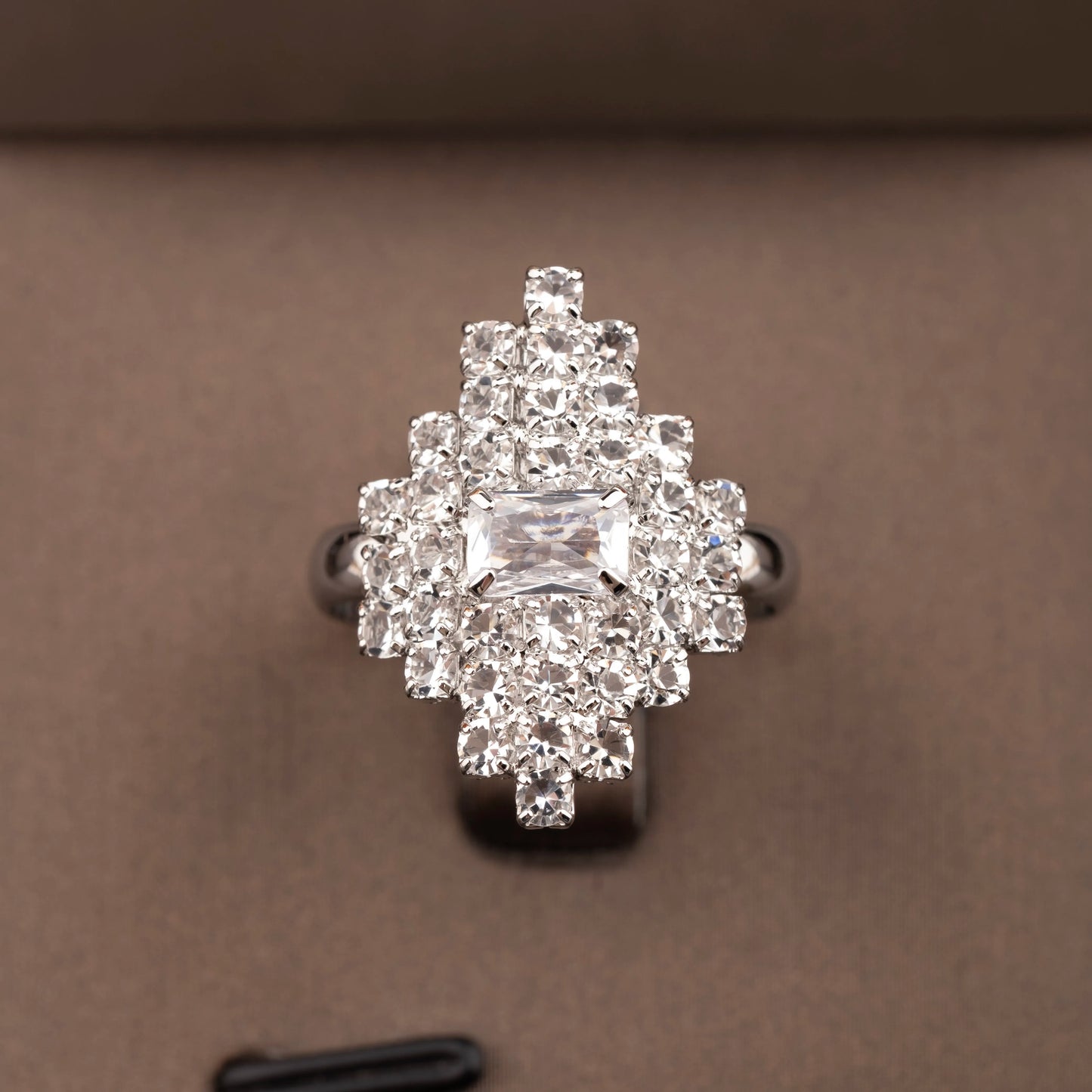 1 Set of Luxurious and Elegant Jewelry Set with Sparkling Cubic Zirconia and Horn Design, Suitable for Women to Wear at Weddings and Banquets. Gift Box Not Included